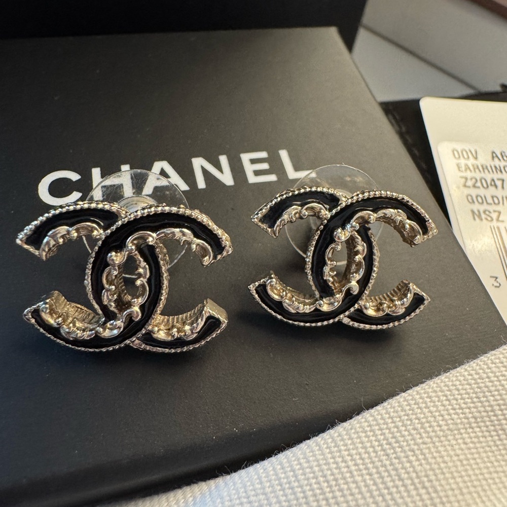 CHANEL CC Stud Earrings
Z2047 Gold/Black
